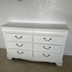 White Bedroom Set With Lots Of Drawer Space