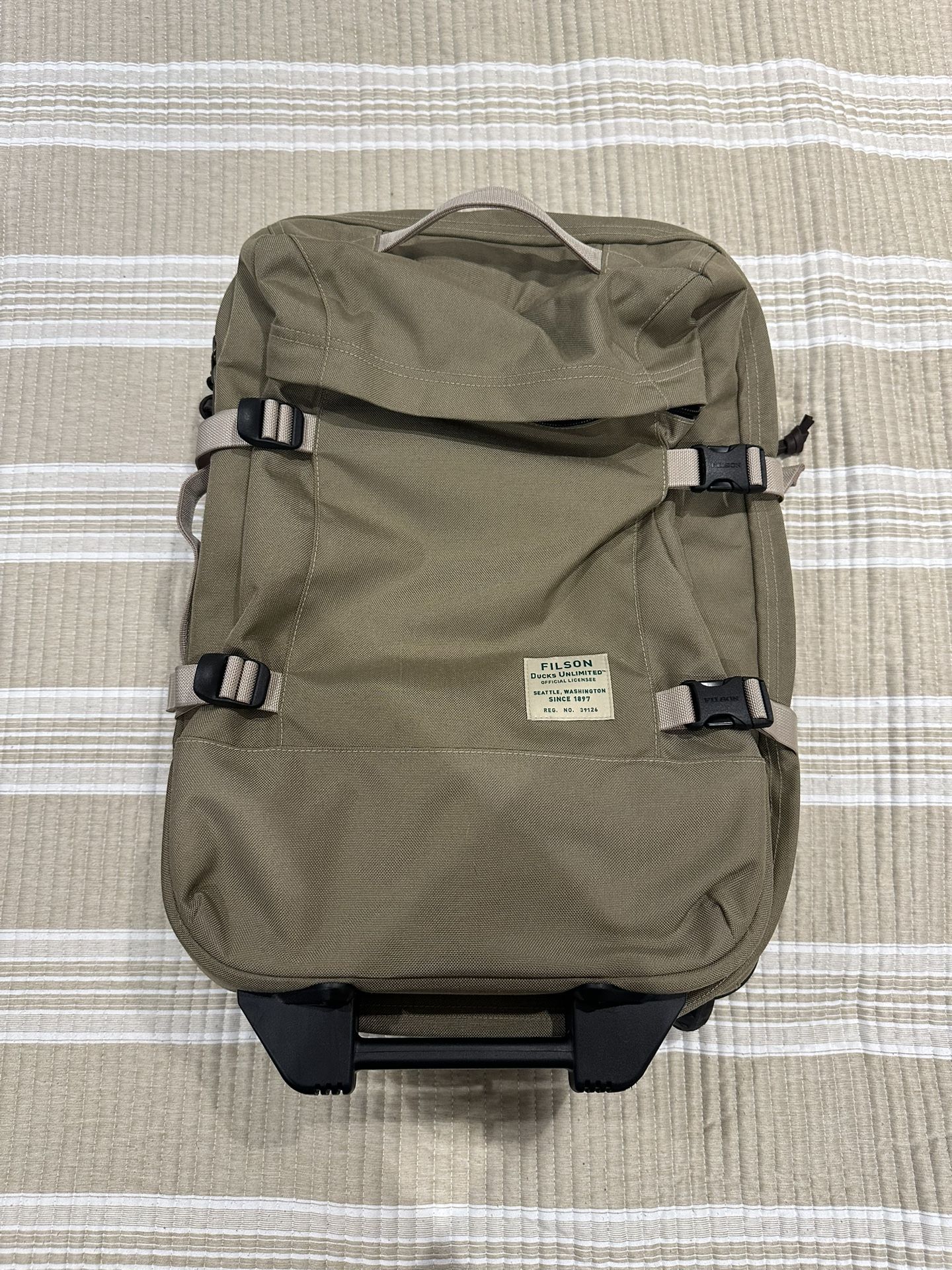 FILSON X DUCKS UNLIMITED DRYDEN 2-WHEEL CARRY-ON BAG