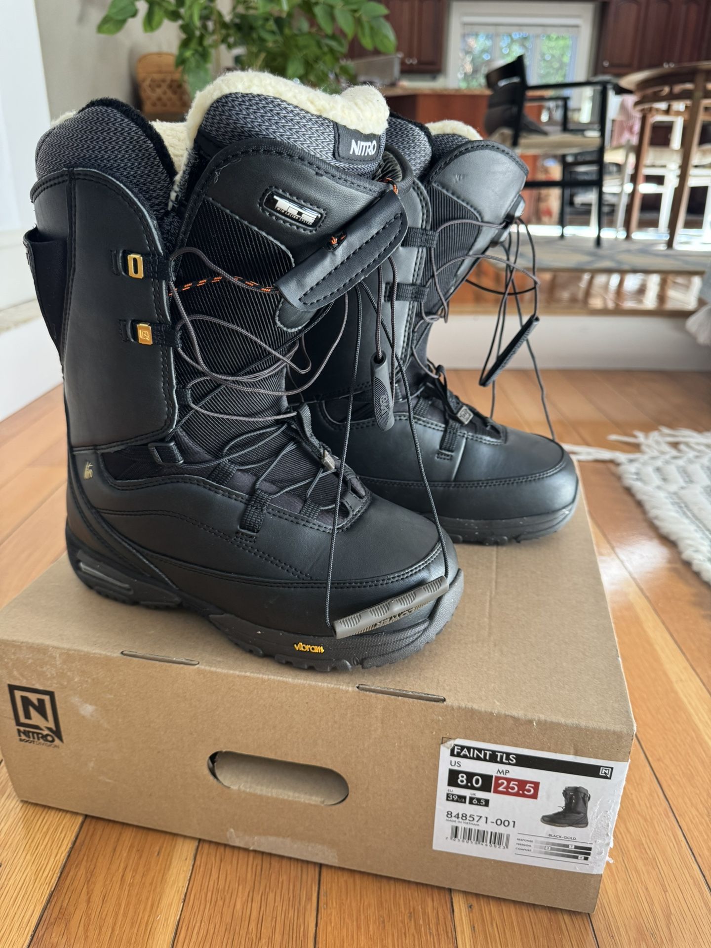 Nitro Snowboards Women's Faint TLS '21 All Mountain Freestyle Freeride Quick Lacing System Boat Snowboard Boat, Black/Gold 