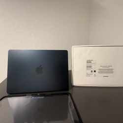 13.6-inch MacBook Air 512GB SSD 8GB unified memory