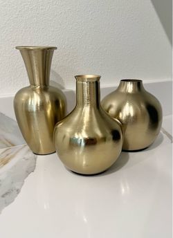 Set of 3 gold vases