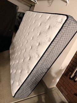 Like New Condition Queen Mattress