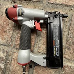 Central Pneumatic 18 Gauge 2-in-1 Air Nailer/Stapler