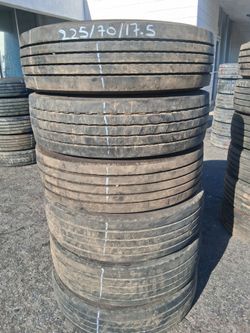 Lots of 225/70/R19.5  with 80% of tread or life HABLAMOS ESPAN̈OL