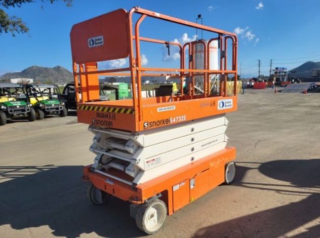 32 ’ Foot Scissor Lift - Snorkel S4732E