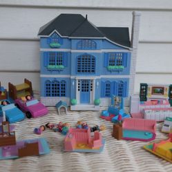 My Pretty Dollhouse Country Chalet - 2 Stories with Cars, Extra Furniture and People (Vintage Polly Pocket)