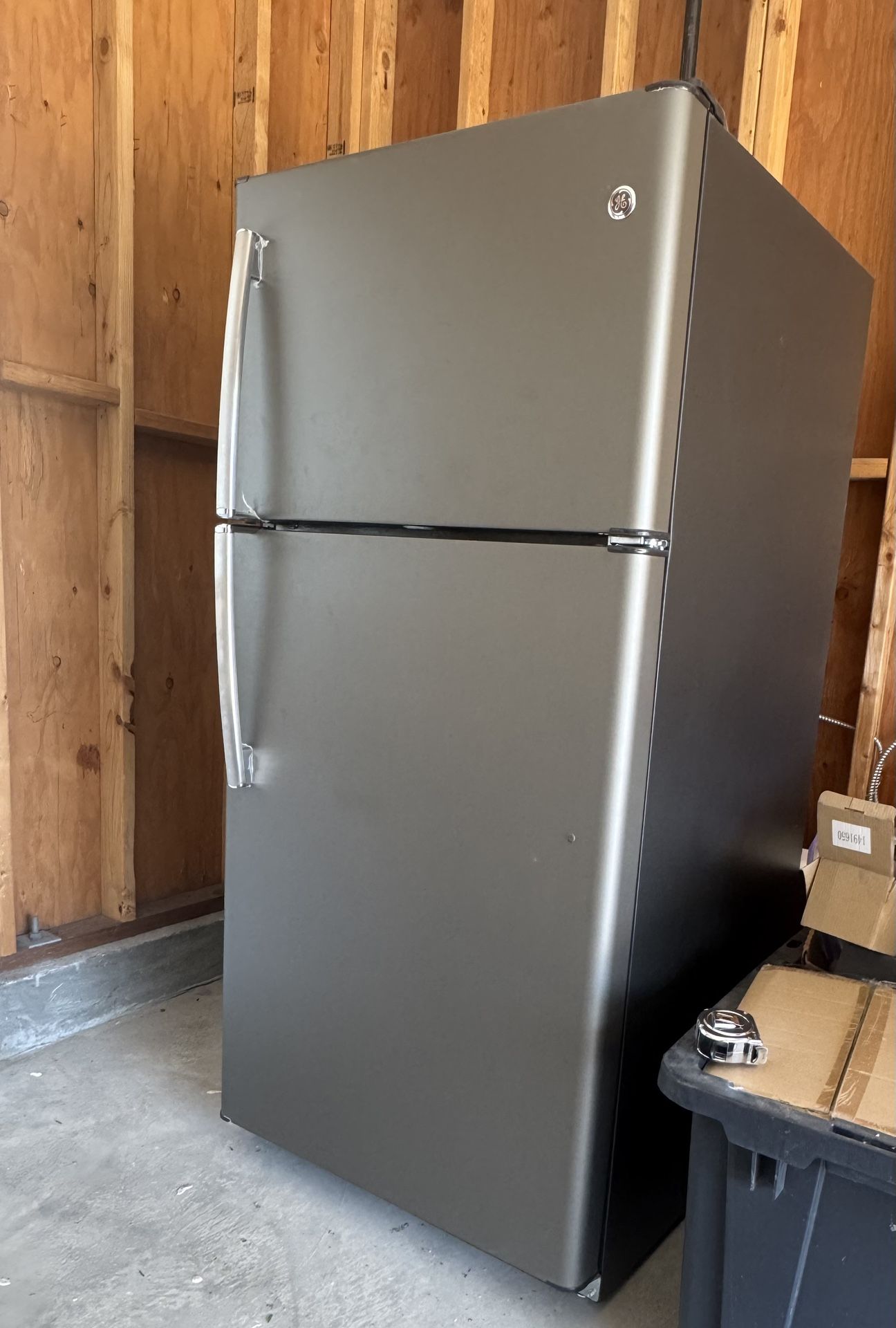 Top Freezer GE Refrigerator in Fingerprint Resistant 66 H x 31 D x 31 W