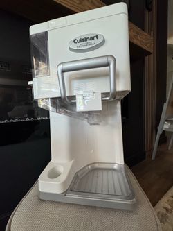 Cuisinart “Mix It In” Soft Serve Ice Cream Maker with built-in topping dispensers and handy cone holder!!