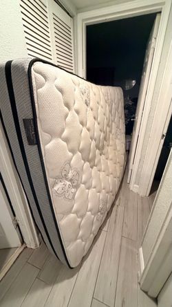 FREE Queen sized Mattress in Miami Gardens