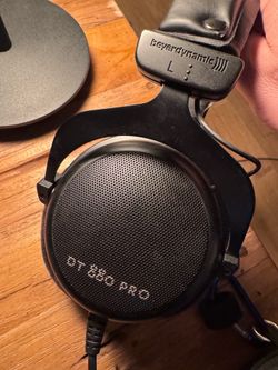 beyerdynamic DT 880 PRO - 250 OHM Professional Semi-Open Studio Headphones Black (Limited Edition)