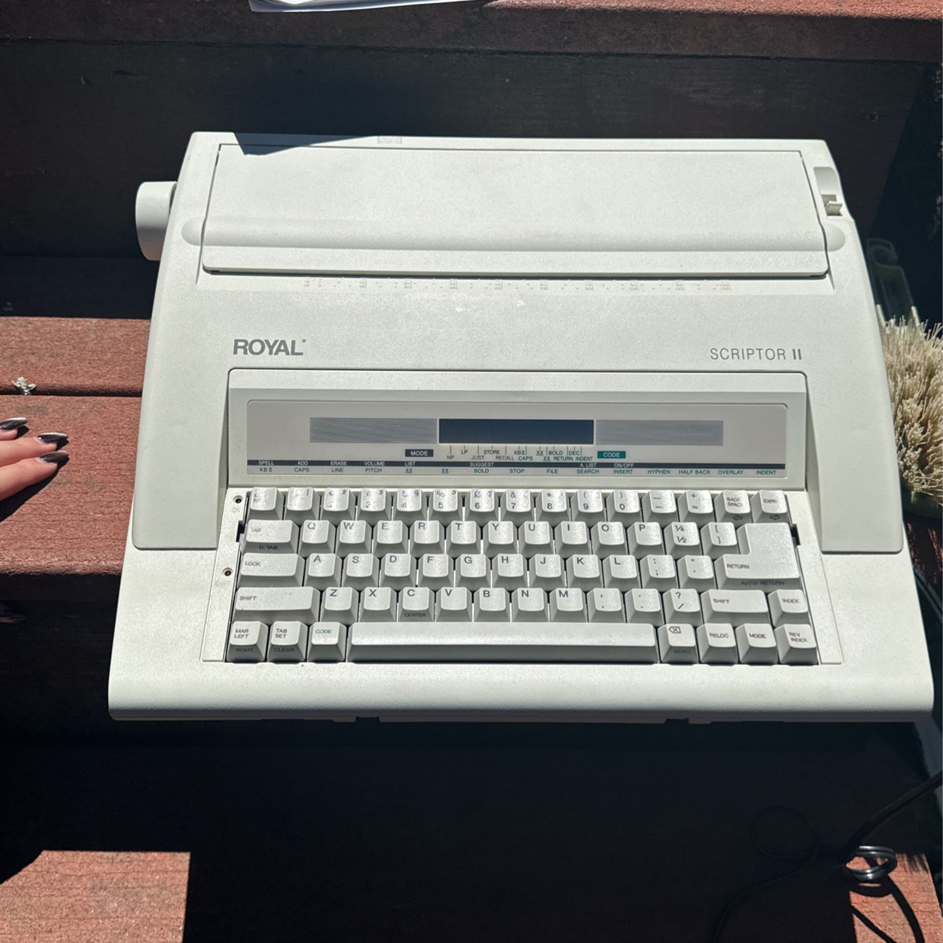 ROYAL TYPEWRITER (Portable Electronic Typewriter With Display) Scriptor II