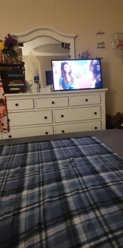 $80 For The Tv 32 'inch Roku TV Works Good Available Now Please Inbox Me For Me Information