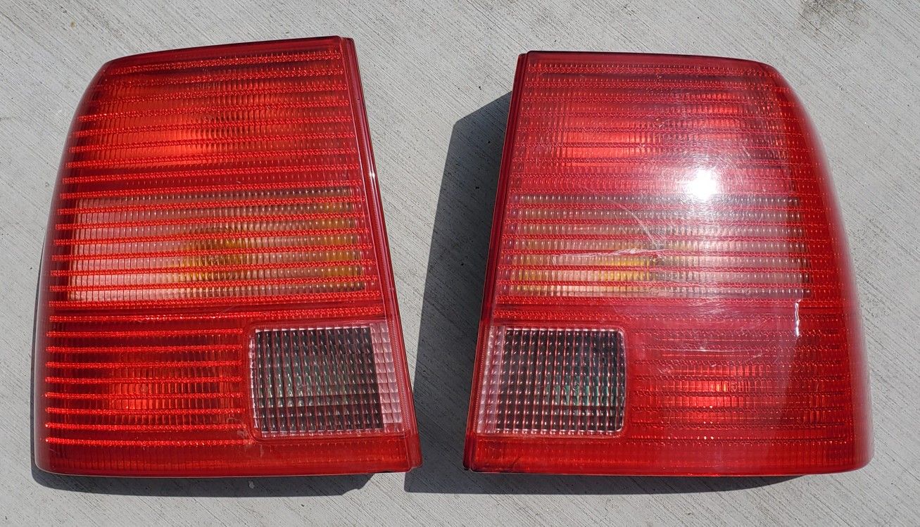 Left And Right 99 Passat Tail Lights