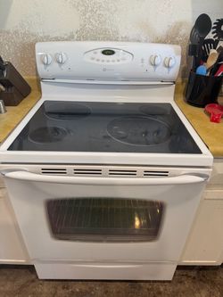Maytag 30" Electric Smooth-Top Range (MER5755QAW) - Excellent Condition
