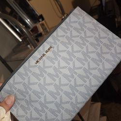 Michael Kors Outlet
Jet Set Large Signature Logo Wristlet