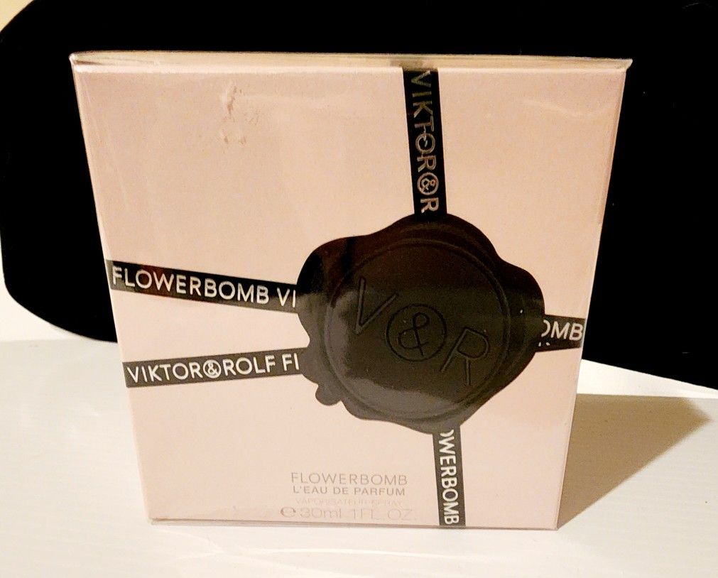 Viktor & Rolf Flowerbomb Eau de Parfum – 1.0 oz (New in Box)