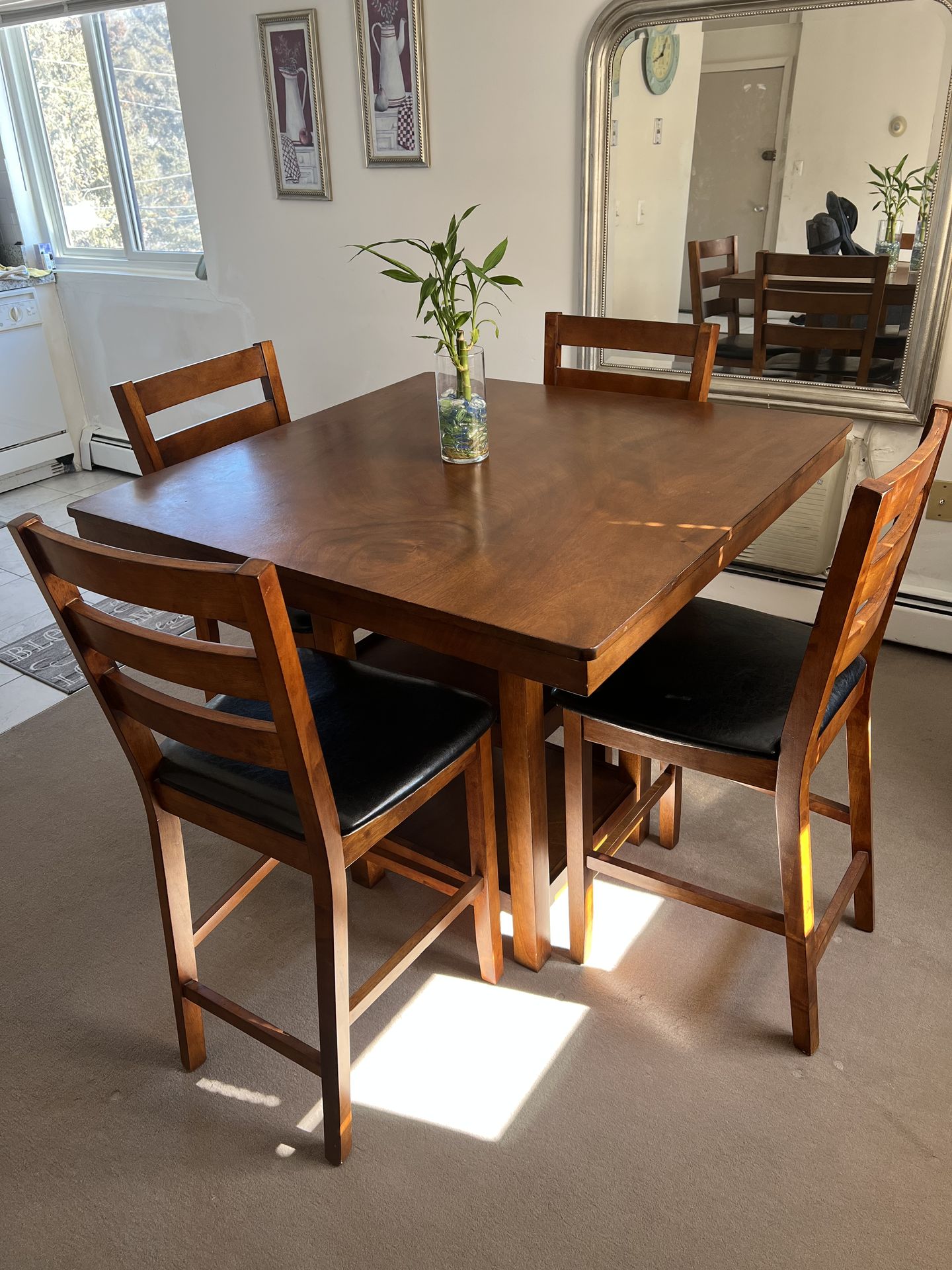 Beautiful table with 4 chairs $60