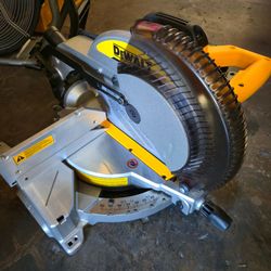 DEWALT 15 Amp Corded 12 in. Single Bevel Compound Miter Saw #144543