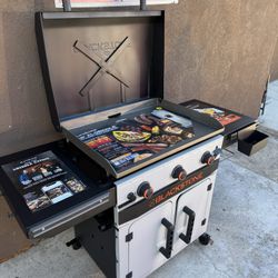 Blackstone Bronco Plancha Omnívora de 3 Quemadores 28" XL con Estantes Laterales Dobles y Gabinete