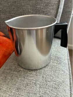 Wax melting and pouring pitcher