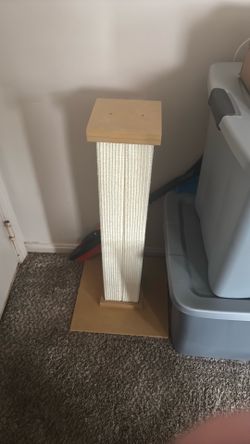 Large Scratching Post
