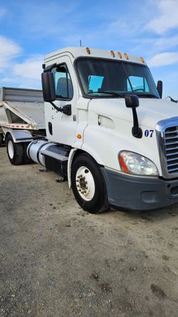 2014 freightliner day cab truck