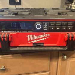 packout radio / charger