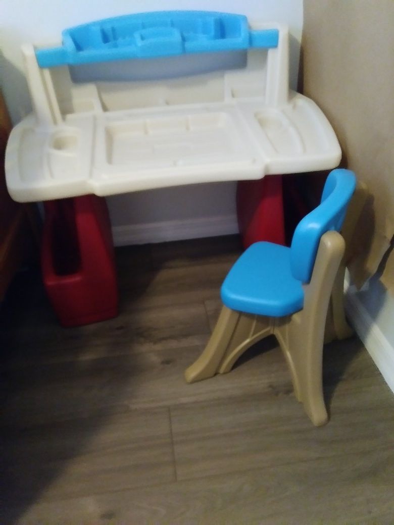 Kid desk and chair