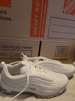 White Nikes 7.5 Womens