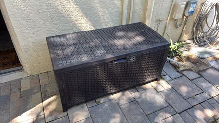 Plastic storage container