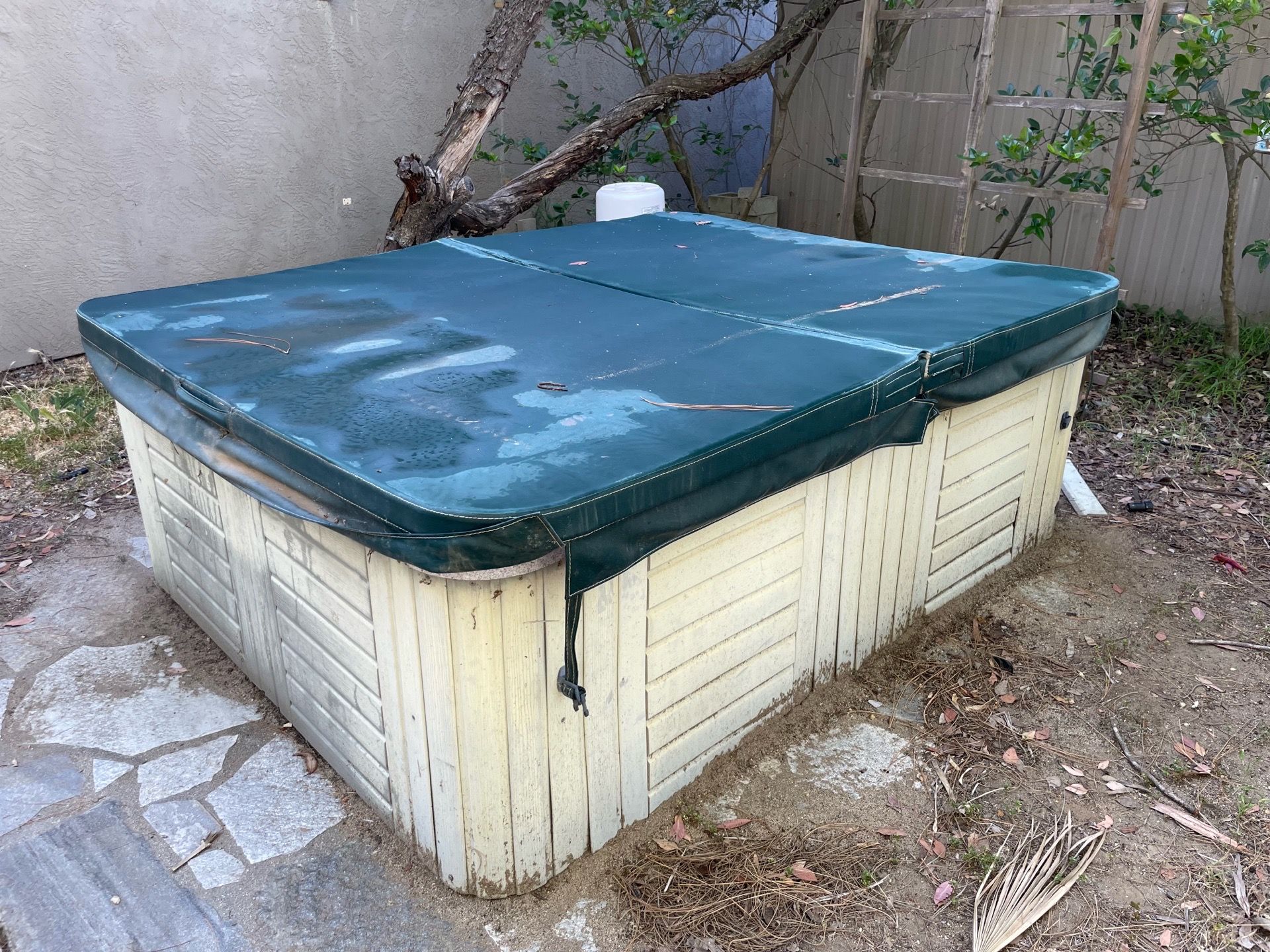 FREE Jacuzzi/Hot Tub (Non-Working)
