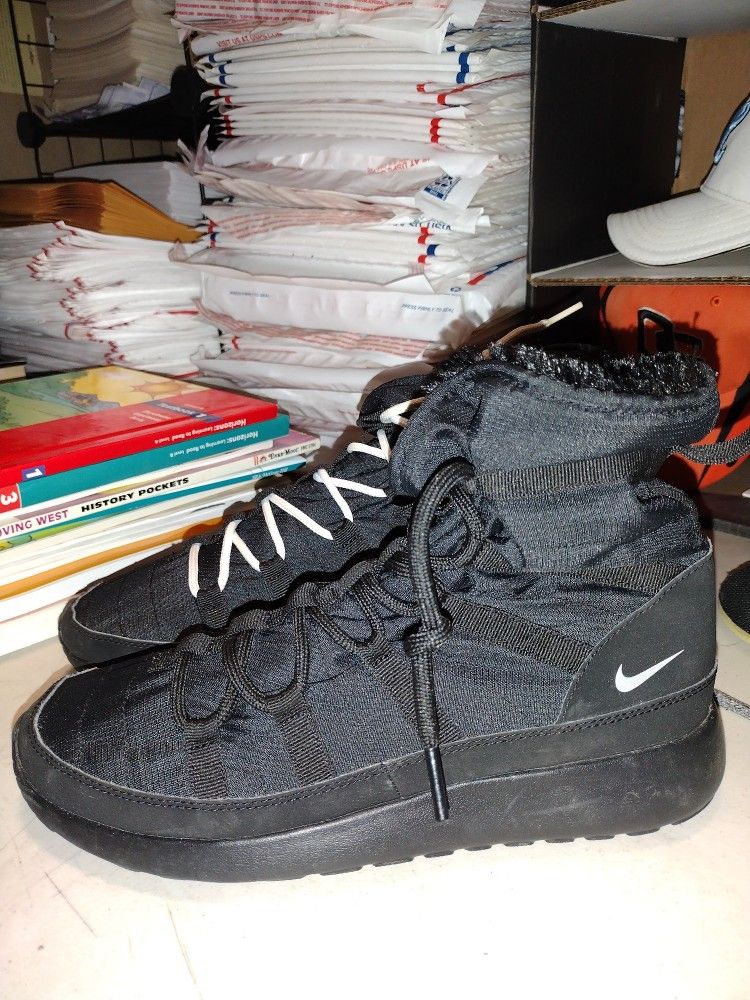 nike
VENTURE
FAUX FUR
LINING
boots