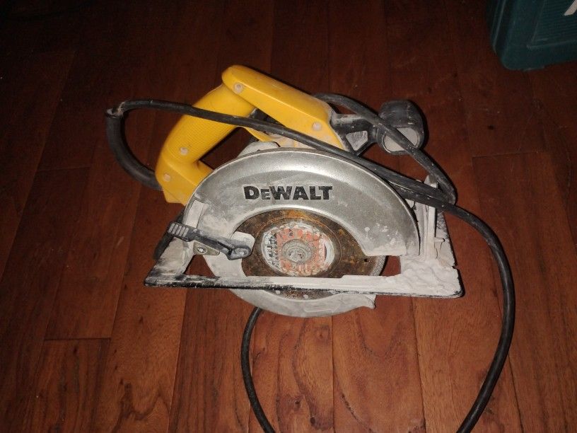 DeWalt 7 1/4 Inch Circular Saw