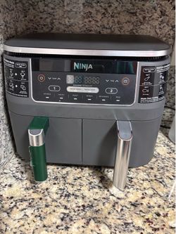 Ninja foodi dual zone air fryer 8-qt in good condition (basket has tape because the handle broke but it works perfectly)