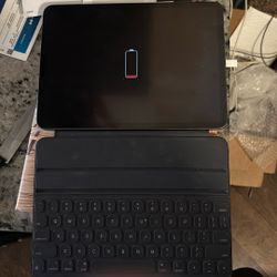 iPad (2020) Space Gray 256 GB w/ Case Keyboard