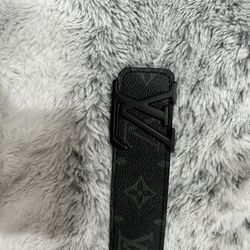 black lv belt 