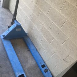 Pallet lift