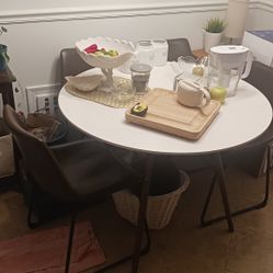 Round Table (Dining/Kitchen)