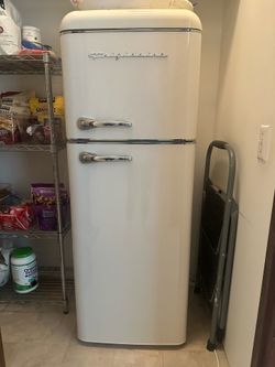 Small Frigidaire refrigerator with freezer