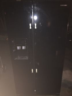 Refrigerator for $250 text me if interested come with handles