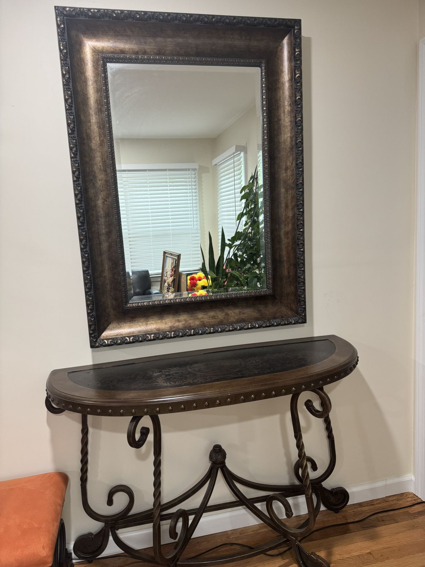 Elegant Entry Way Mirror And Table