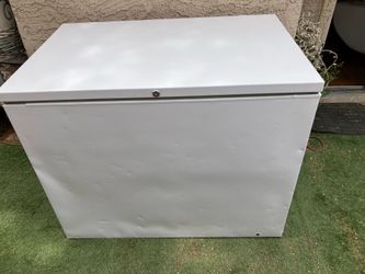 Medium Size chest  freezer With Interior Light Delivery