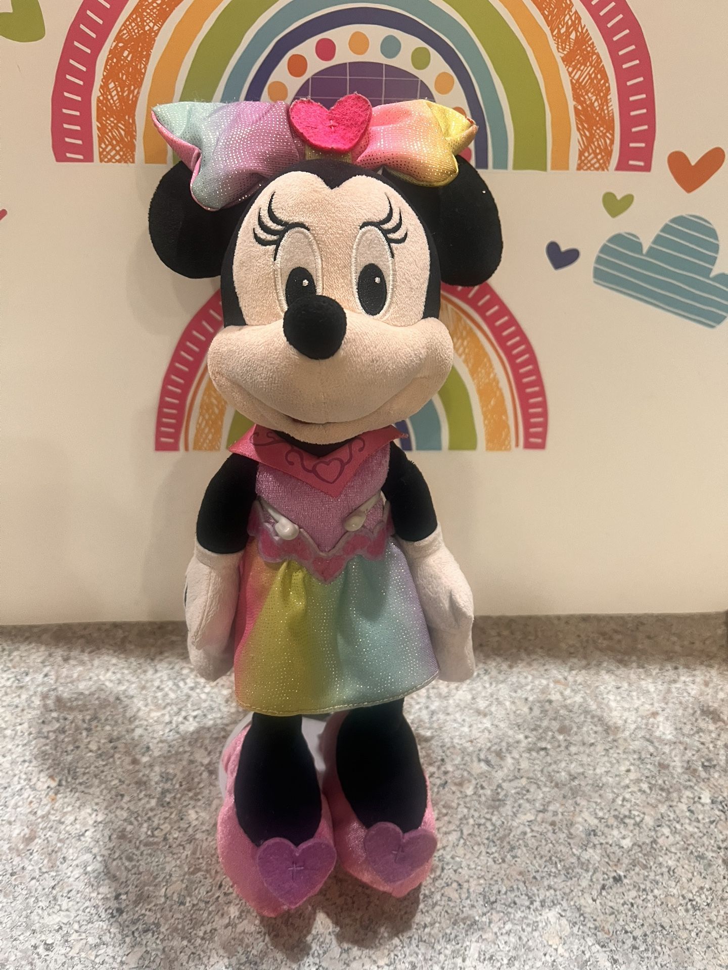 MINNIE MOUSE SINGS AND BOW LIGHTS UP - SHE IS 12 inches
