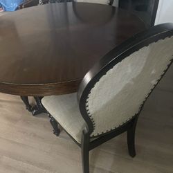Round Table With 3 Chairs 