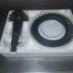 8 3/4 Factory 3.25 Ring Pinion. Used