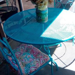 Beutiful  Metal Patio Table With 2 Chairs Cushions And  Flower Vase $45