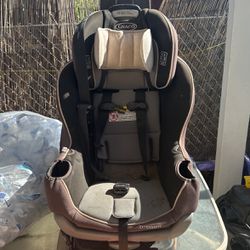 Graco High Chair Grow With Me. 
