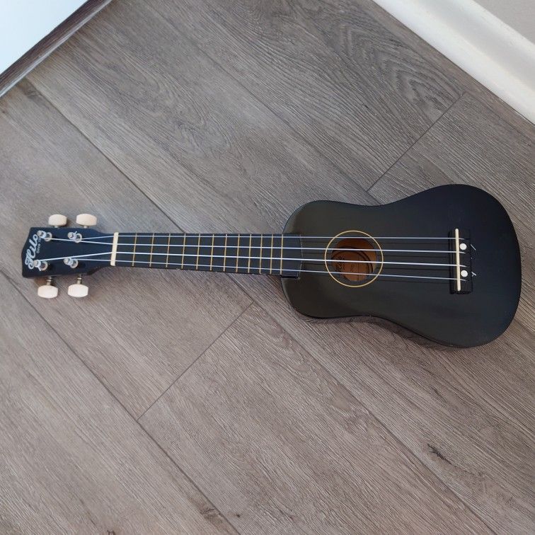 Hilo Ukulele 2500BK 4-String Soprano