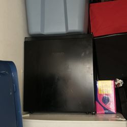 black mini fridge 