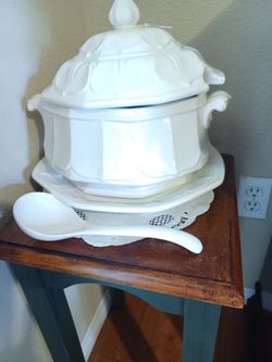 New Large soup tureen with lid, ladle, an drip plate only $20.